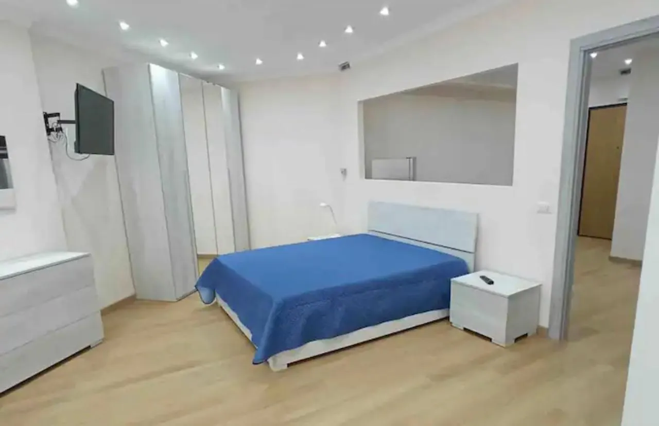 Roomors Of Naples - Business District 2